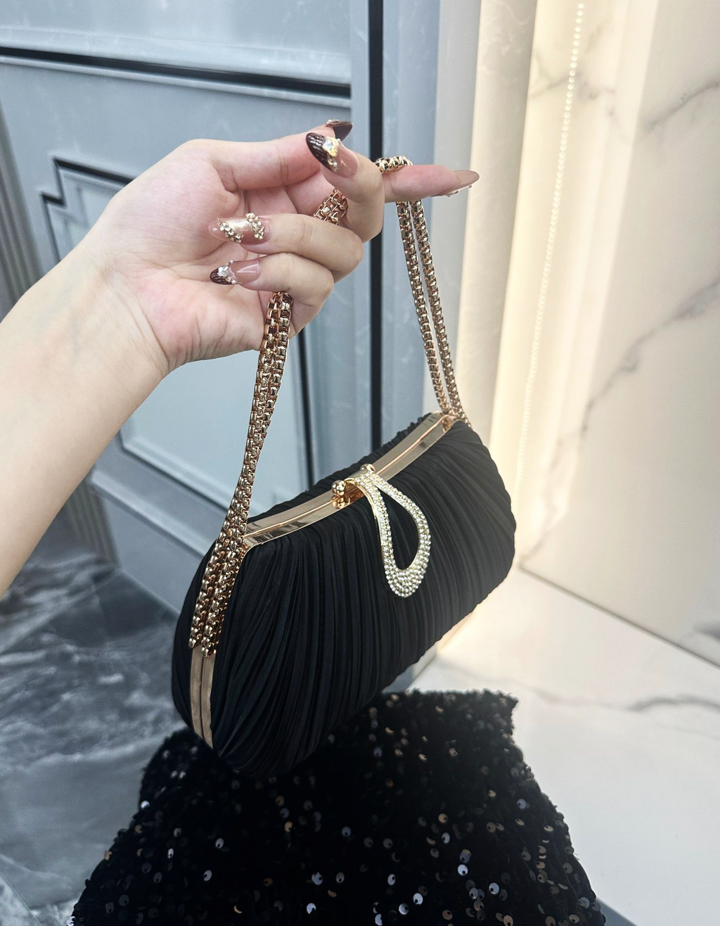 Eloísa | Bolso plisado con cadena dorada