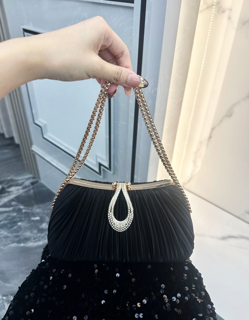 Eloísa | Bolso plisado con cadena dorada