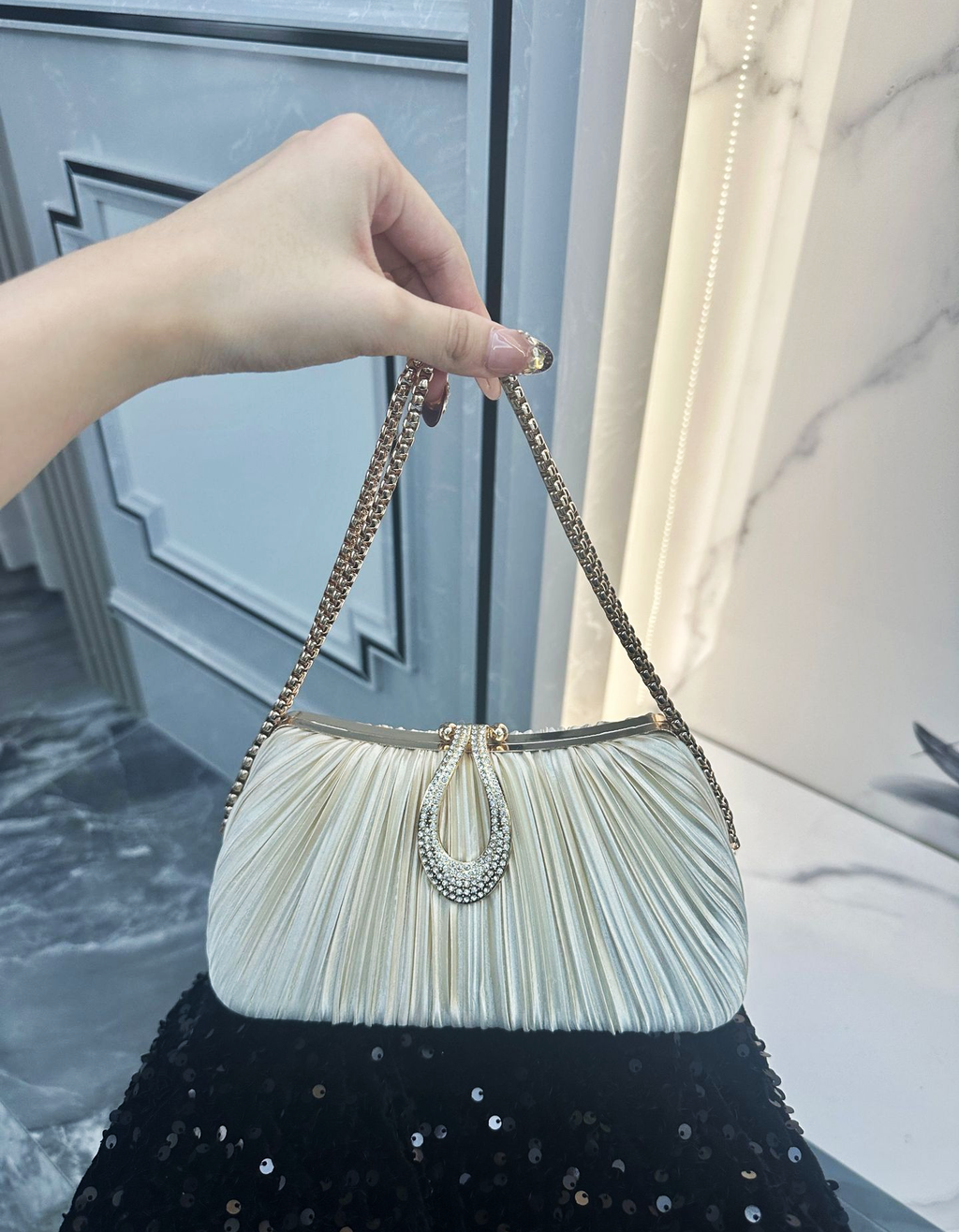 Eloísa | Bolso plisado con cadena dorada