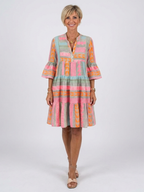 Emma | Vestido hasta la rodilla con cuello en V y volantes, con estampado geométrico
