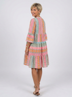 Emma | Vestido hasta la rodilla con cuello en V y volantes, con estampado geométrico