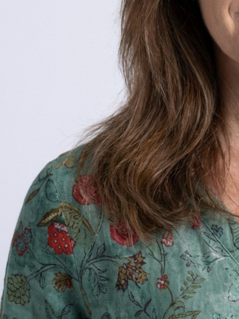 Marina | Vestido largo con estampado floral, cuello en V y mangas tres cuartos