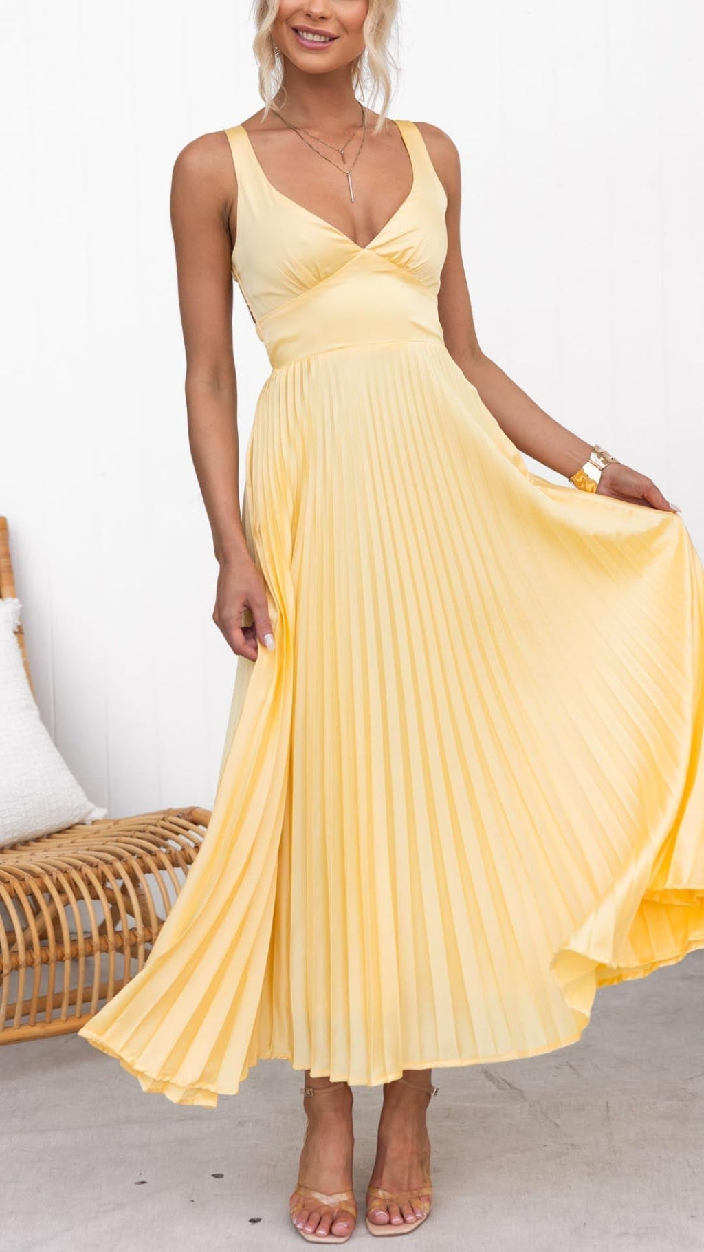 Ana | Vestido largo amarillo plisado con escote en V