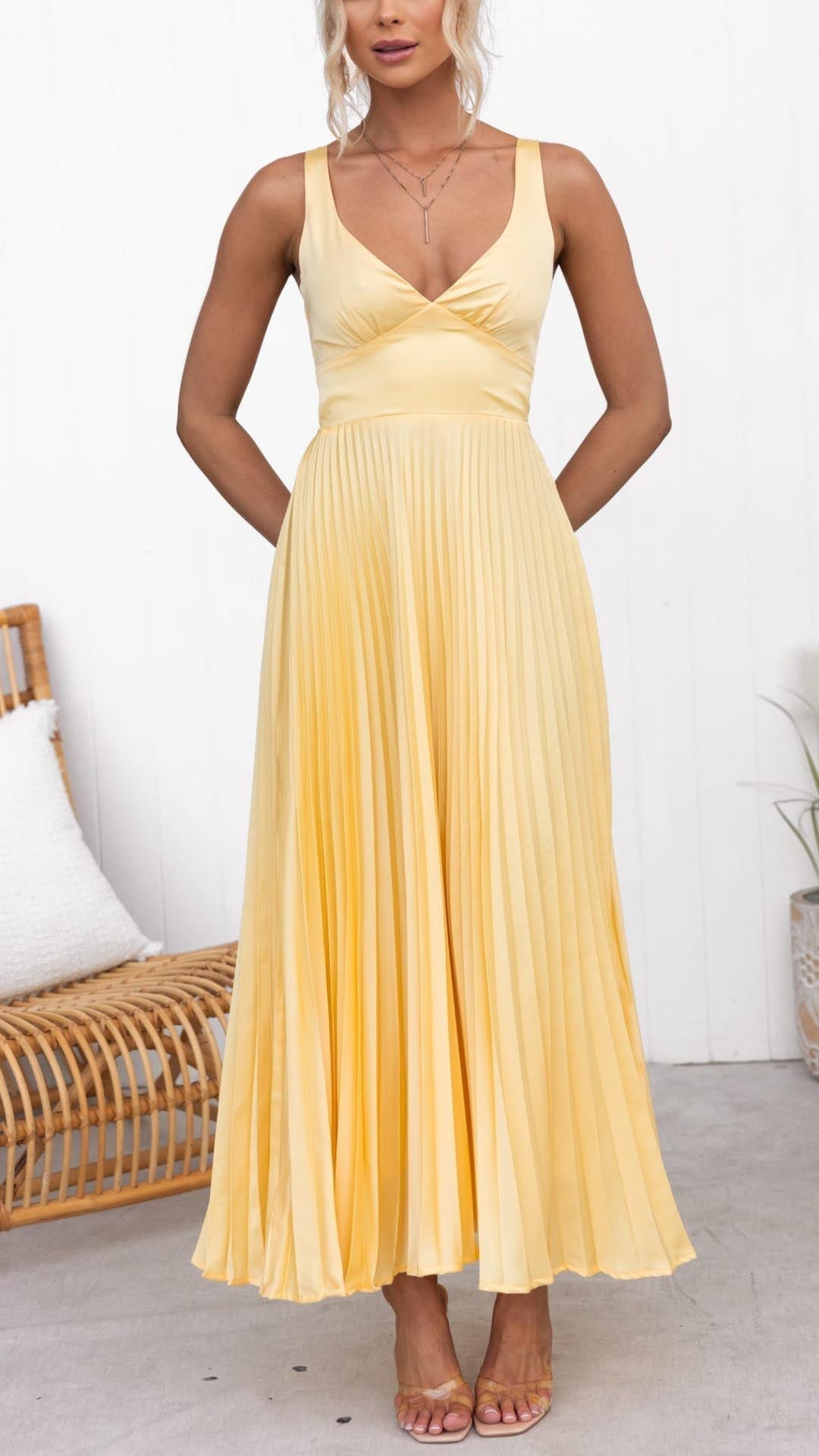 Ana | Vestido largo amarillo plisado con escote en V