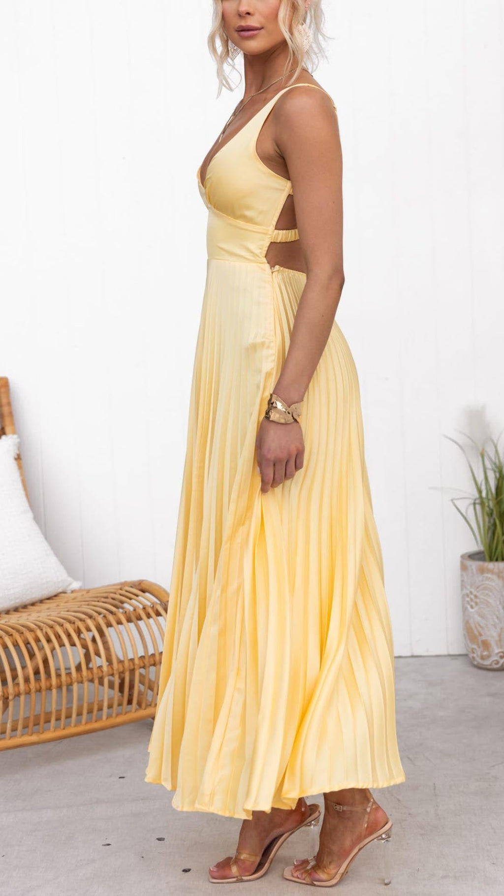 Ana | Vestido largo amarillo plisado con escote en V