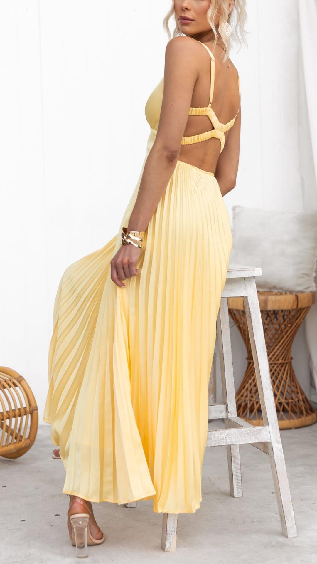 Ana | Vestido largo amarillo plisado con escote en V