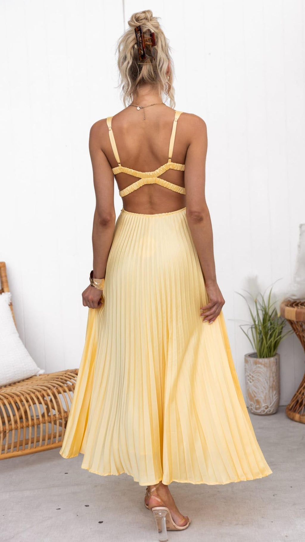Ana | Vestido largo amarillo plisado con escote en V