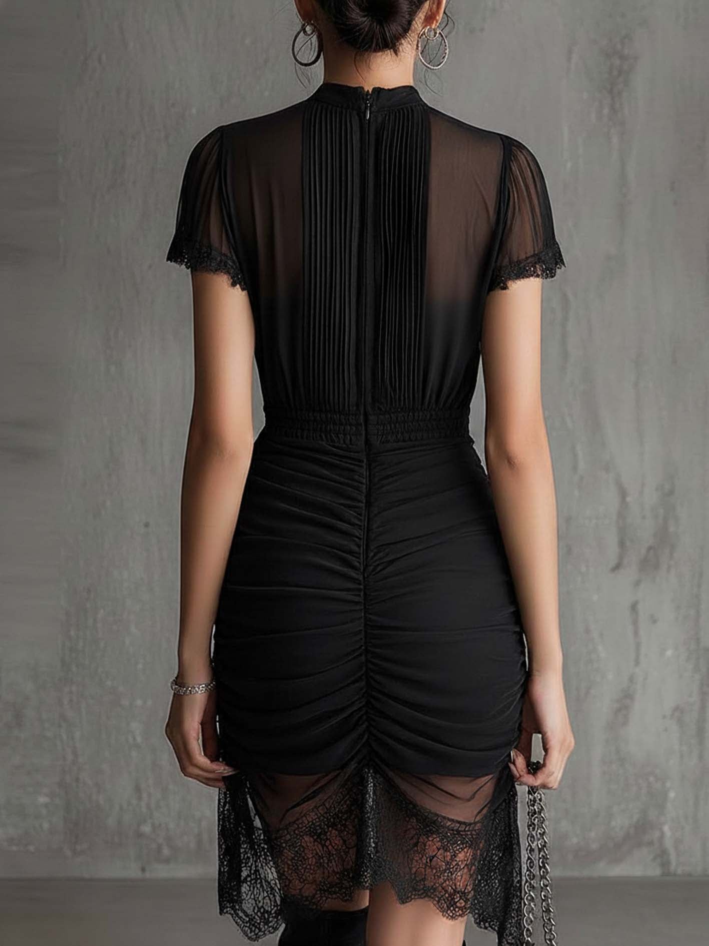 Mila | Vestido mini de gasa negra con cintura plisada y ribete de encaje